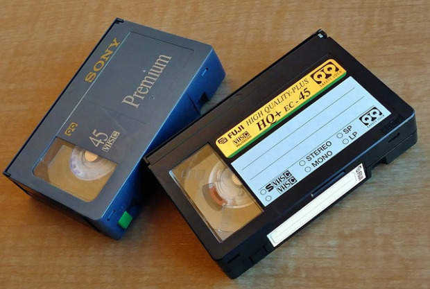 VHS-videokasetteja lähikuvassa