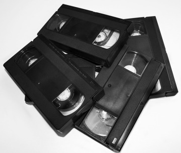 VHS-kasetteja pinossa